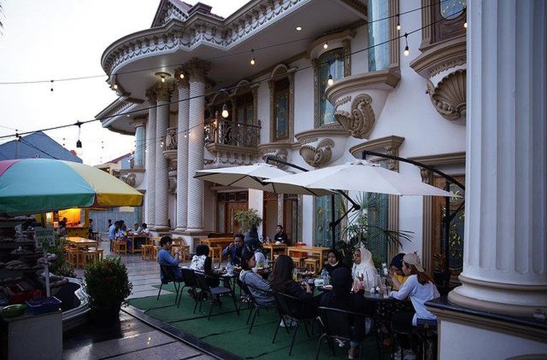 Penampakan Teras Muzda Kafe Milik Muzdalifah Muzdalifah menyulap rumah mewahnya menjadi sebuah kafe. Yuk kita intip bagaimana penampakannya!