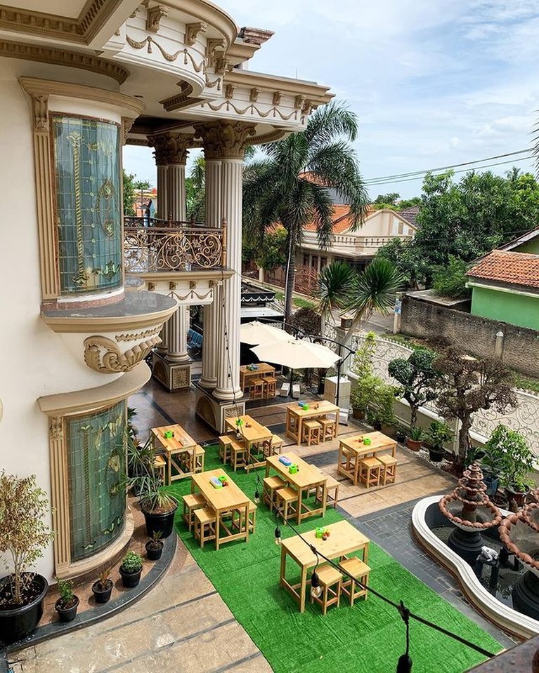 Penampakan Teras Muzda Kafe Milik Muzdalifah Muzdalifah menyulap rumah mewahnya menjadi sebuah kafe. Yuk kita intip bagaimana penampakannya!