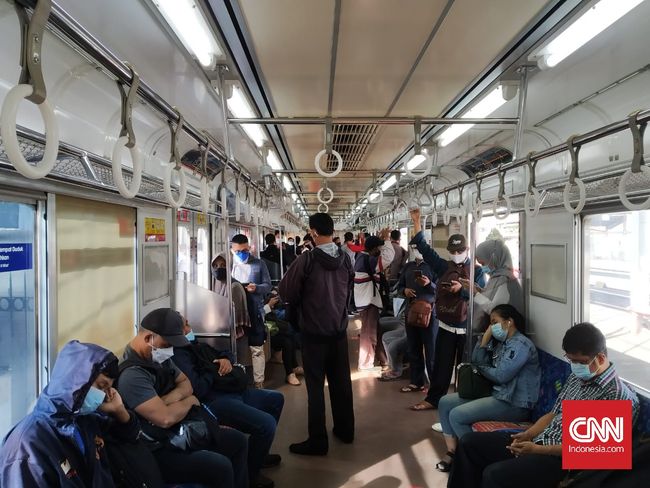 Hari Pertama Ppkm Mikro Penumpang Krl Bogor Kota Masih Ramai Hari Pertama Ppkm Mikro Penumpang Krl Bogor Kota Masih Ramai