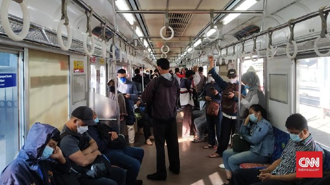KRL Commuter Line jurusan Bogor-Jakarta Kota masih ramai penumpang di hari pertama penerapan PPKM skala mikro dengan sejumlah penguatan.