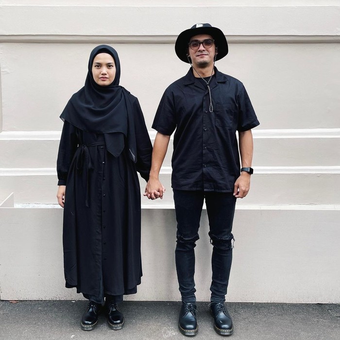 Pose gandeng tangan menjadi khas pasangan muda yang satu ini. Walau nampak sederhana, keharmonisan keluarga Ricky Harun dan Herfiza dapat tergambarkan ya, Beautynesian! (Instagram.com/herfiza)