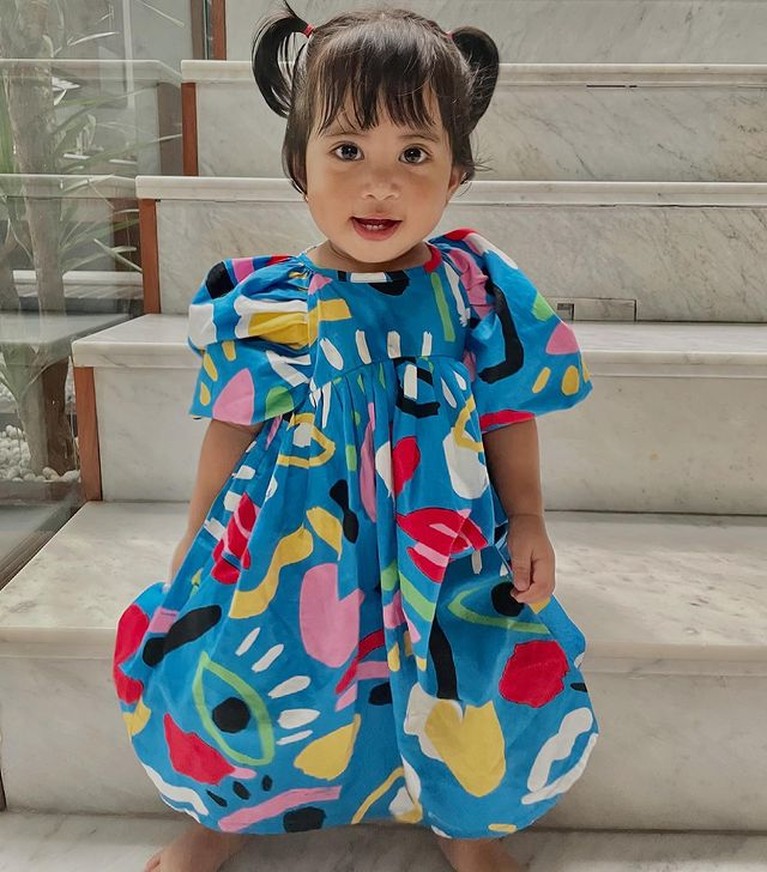 Pose Chava, Putri Rachel Vennya dengan Outfit Menggemaskan - Foto 1