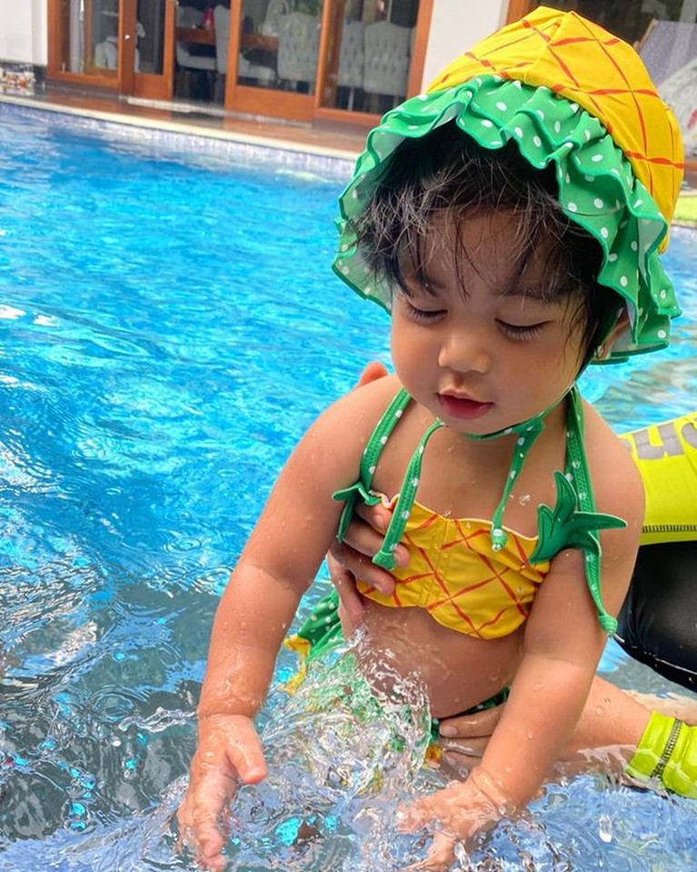 Pose Chava, Putri Rachel Vennya dengan Outfit Menggemaskan - Foto 1