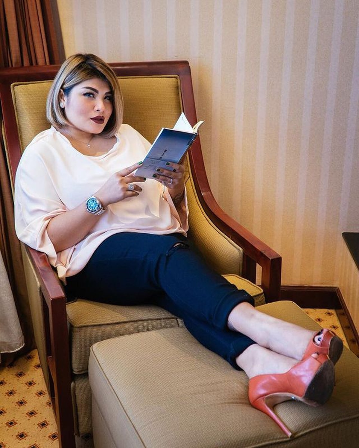 Nania Idol membuat heboh publik usai mengambil keputusan pindah agama dari Islam ke Kristen&period; Yuk kita intip potretnya&excl;