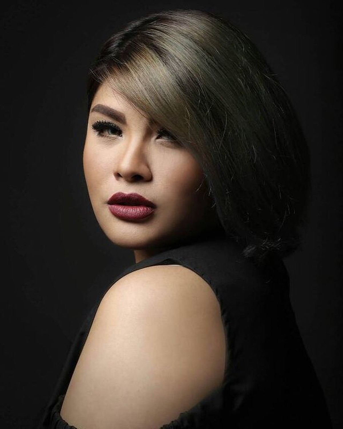 Nania Idol membuat heboh publik usai mengambil keputusan pindah agama dari Islam ke Kristen&period; Yuk kita intip potretnya&excl;