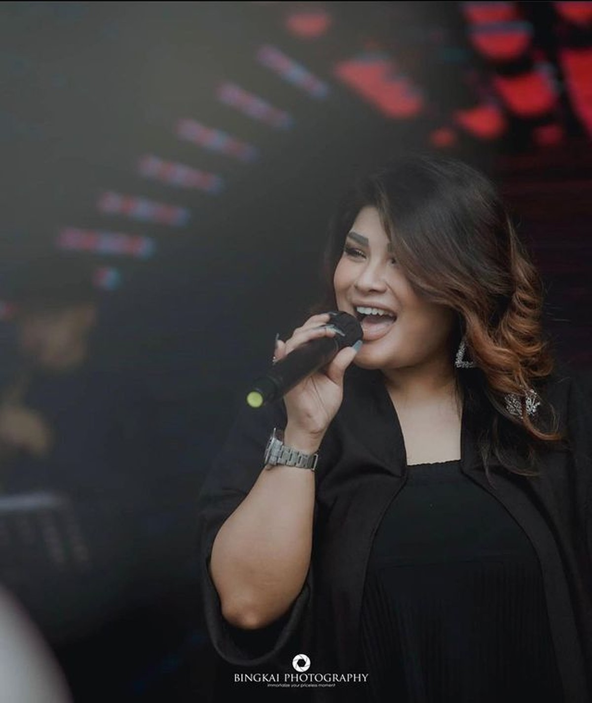 Nania Idol membuat heboh publik usai mengambil keputusan pindah agama dari Islam ke Kristen&period; Yuk kita intip potretnya&excl;