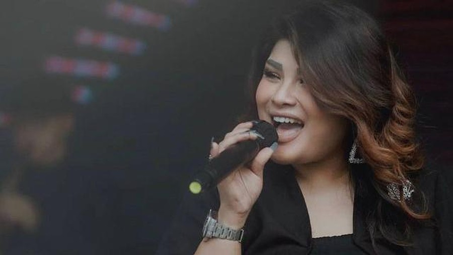 Nania Idol membuat heboh publik usai mengambil keputusan pindah agama dari Islam ke Kristen. Yuk kita intip potretnya!