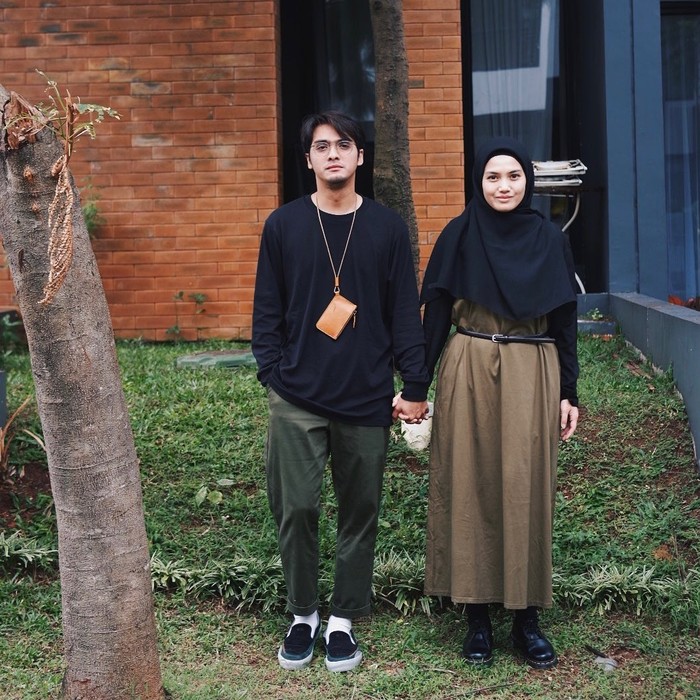 Ricky Harun dan Herfiza, pasangan muda yang satu ini selalu terlihat kompak di setiap kesempatan. Dilaman Instagram Herfiza, potret OOTD kompak keduanya sering kali dibagikan. (Instagram.com/herfiza)