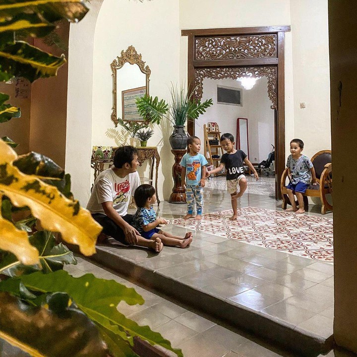 <p>Rumah Zaskia Mecca dan Hanung Bramantyo sempat viral di TikTok, Bunda. Hal itu karena rumah mereka di Yogyakarta dinilai sangat asri. (Foto: Instagram: @hanungbramantyo)</p>