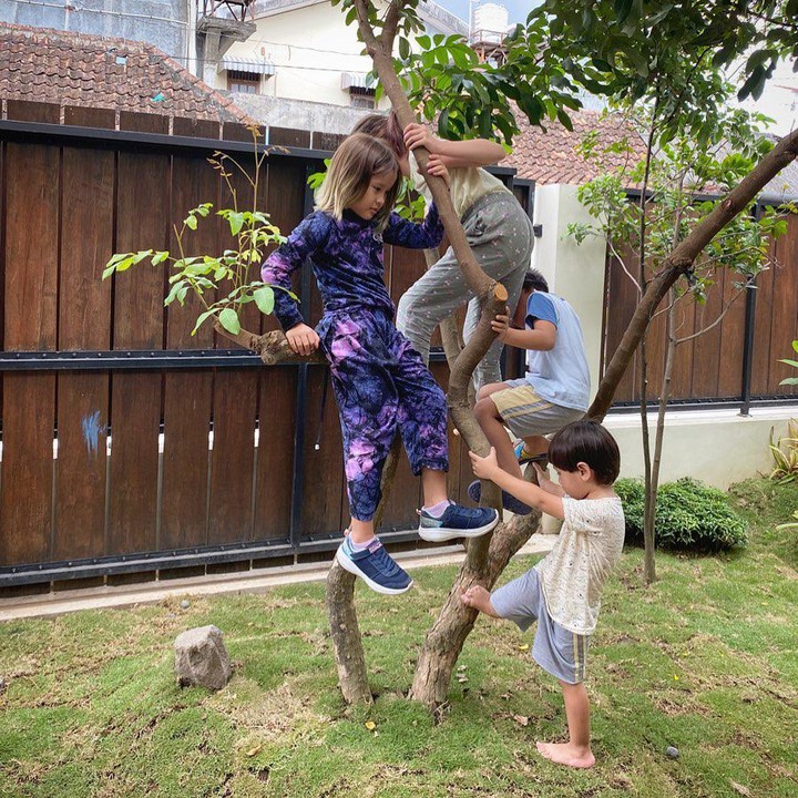<p>Pepohonan di area halaman rumah juga menjadi spot favorit anak-anak Zaskia untuk bermain. Tengok saja tingkah mereka yang lincah memanjat pohon. (Foto: Instagram: @zaskiadyamecca)</p>