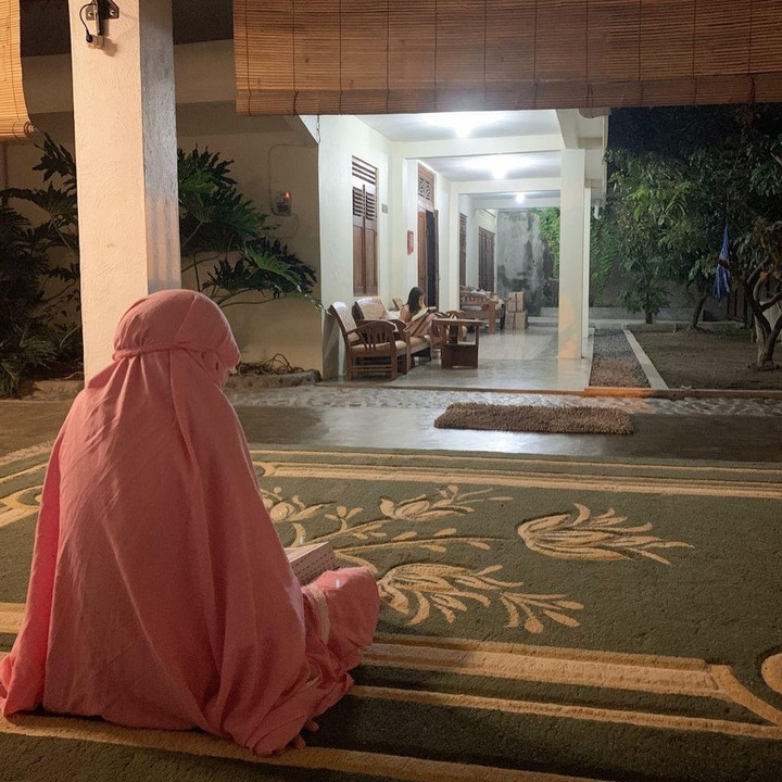 <p>Tak hanya siang hari, saat malam pun keasrian di rumah Zaskia dan Hanung tetap terasa, Bunda. Zaskia bahkan menyempatkan salat di teras rumah saat bulan Ramadhan, lho. (Foto: Instagram: @zaskiadyamecca)</p>