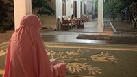<p>Tak hanya siang hari, saat malam pun keasrian di rumah Zaskia dan Hanung tetap terasa, Bunda. Zaskia bahkan menyempatkan salat di teras rumah saat bulan Ramadhan, lho. (Foto: Instagram: @zaskiadyamecca)</p>