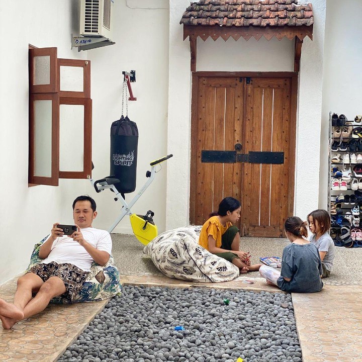 <p>Artis cantik Zaskia Adya Mecca dan suami, Hanung Bramantyo, memutuskan untuk pergi ke Yogyakarta nih, Bunda. Ternyata rumah mereka di sana sempat viral di TikTok karena sangat asri, lho. (Foto: Instagram: @zaskiadyamecca)</p>