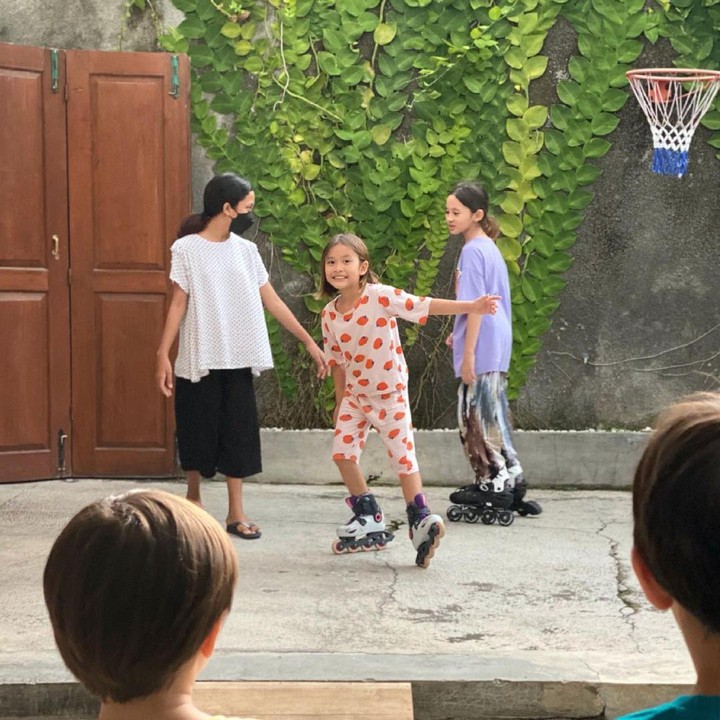 <p>Di halaman rumah itu, anak-anak Zaskia Mecca kerap menghabiskan waktu dengan bermain. Mulai dari memakai sepatu roda, hingga bermain bola basket. (Foto: Instagram: @zaskiadyamecca)</p>
