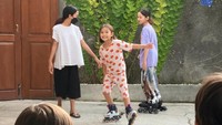 <p>Di halaman rumah itu, anak-anak Zaskia Mecca kerap menghabiskan waktu dengan bermain. Mulai dari memakai sepatu roda, hingga bermain bola basket. (Foto: Instagram: @zaskiadyamecca)</p>