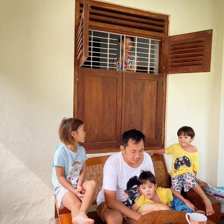 <p>Di sudut rumah juga terdapat kursi untuk tempat mereka bersantai menikmati angin segar. (Foto: Instagram: @zaskiadyamecca)</p>