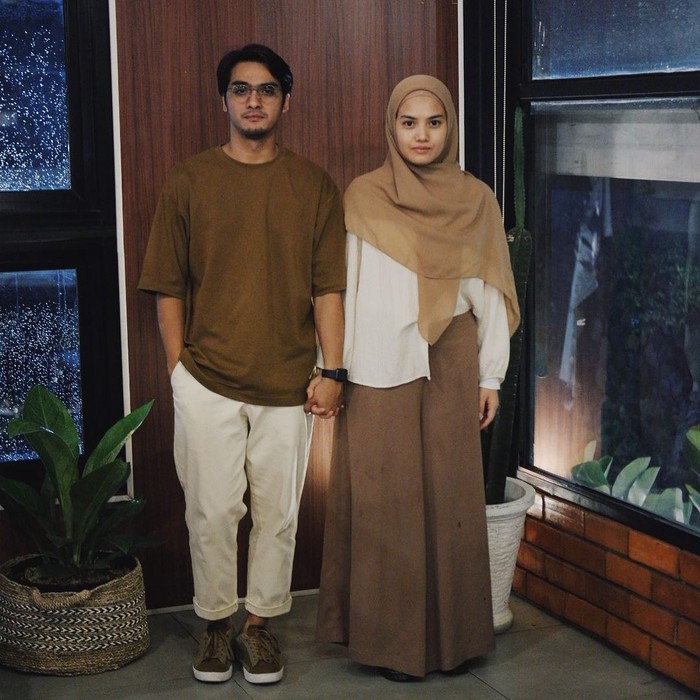 Seperti potretnya ini, Ricky dan Herfiza terlihat kompak mengenakan outfit bernuansa ivory - chocolate. Jika Sang suami mengenakan atasan coklat, berbanding terbalik dengan Herfiza yang mengenakan atasan berwarna ivory. (Instagram.com/herfiza)