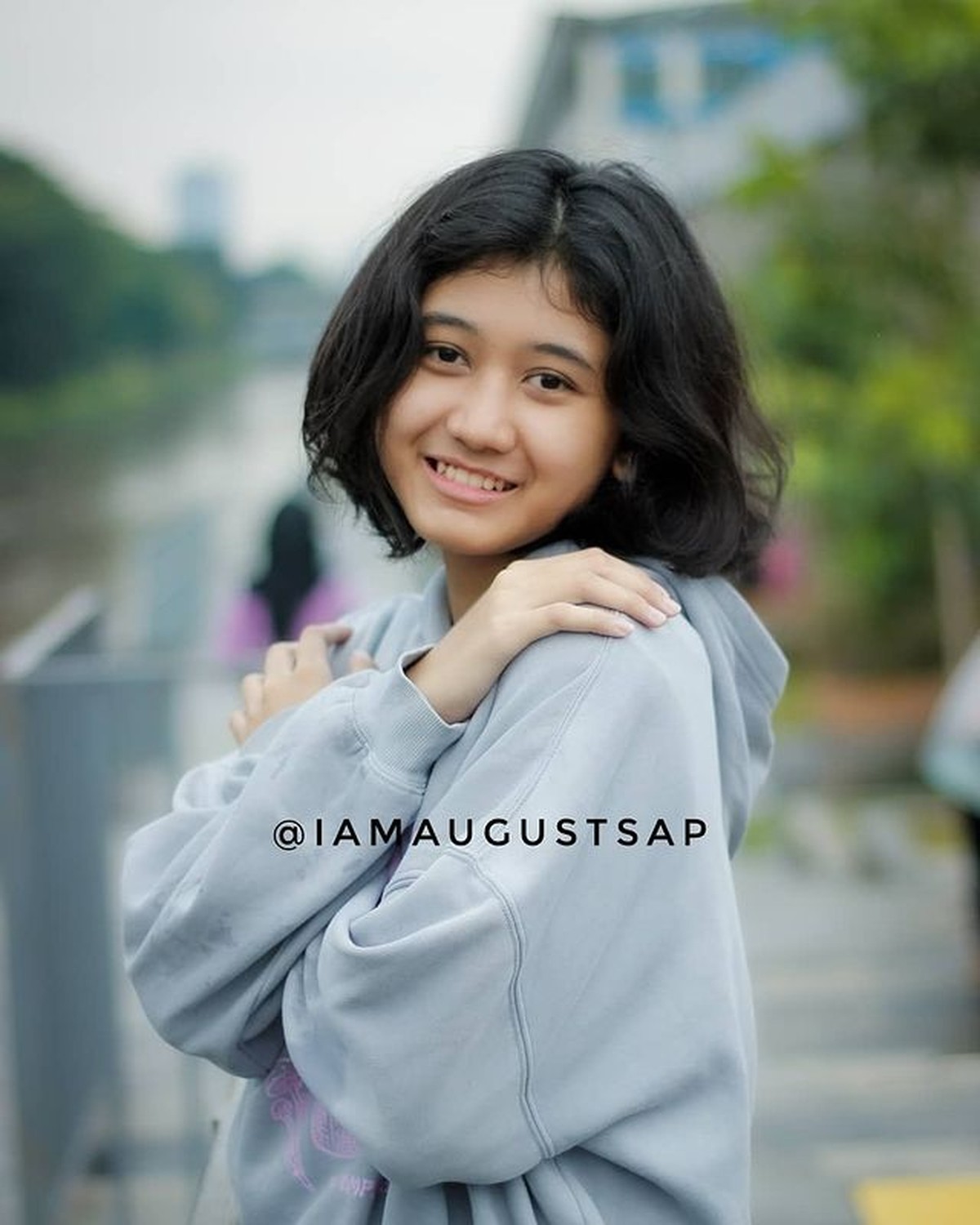 Sosok model perempuan bikin gempar karena dikatakan sebagai reinkarnasi Nike Ardilla&period; Yuk kita intip potretnya seberapa mirip&excl;