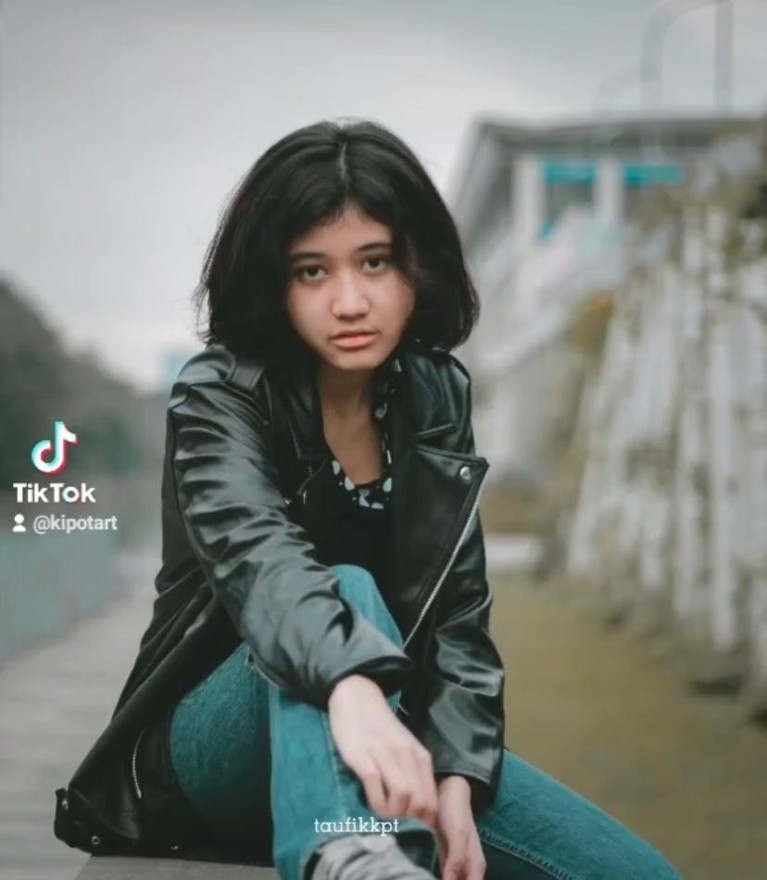 Sosok Model Viral yang Mirip Nike Ardilla Sosok model perempuan bikin gempar karena dikatakan sebagai reinkarnasi Nike Ardilla. Yuk kita intip potretnya seberapa mirip!