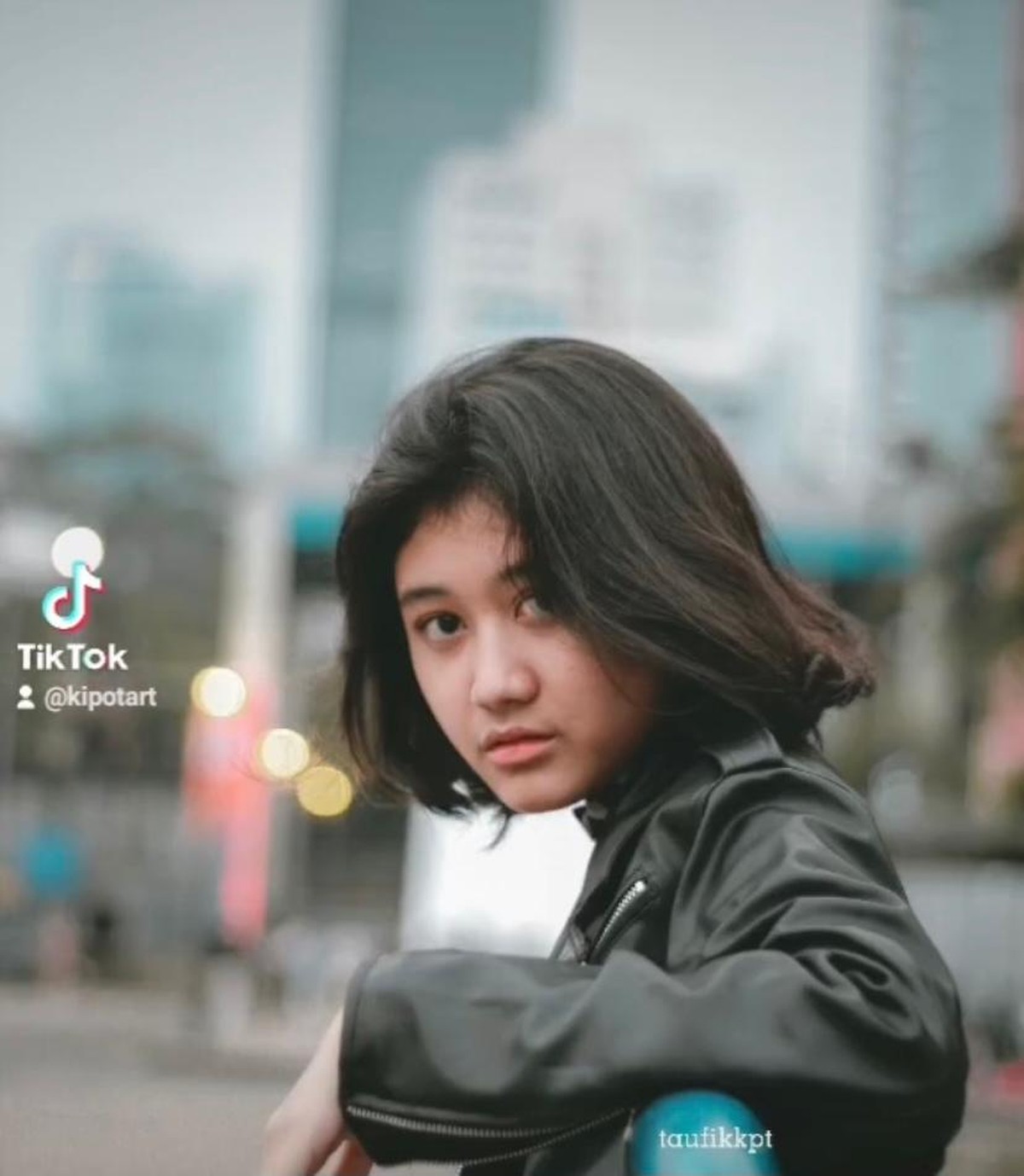 Sosok model perempuan bikin gempar karena dikatakan sebagai reinkarnasi Nike Ardilla&period; Yuk kita intip potretnya seberapa mirip&excl;