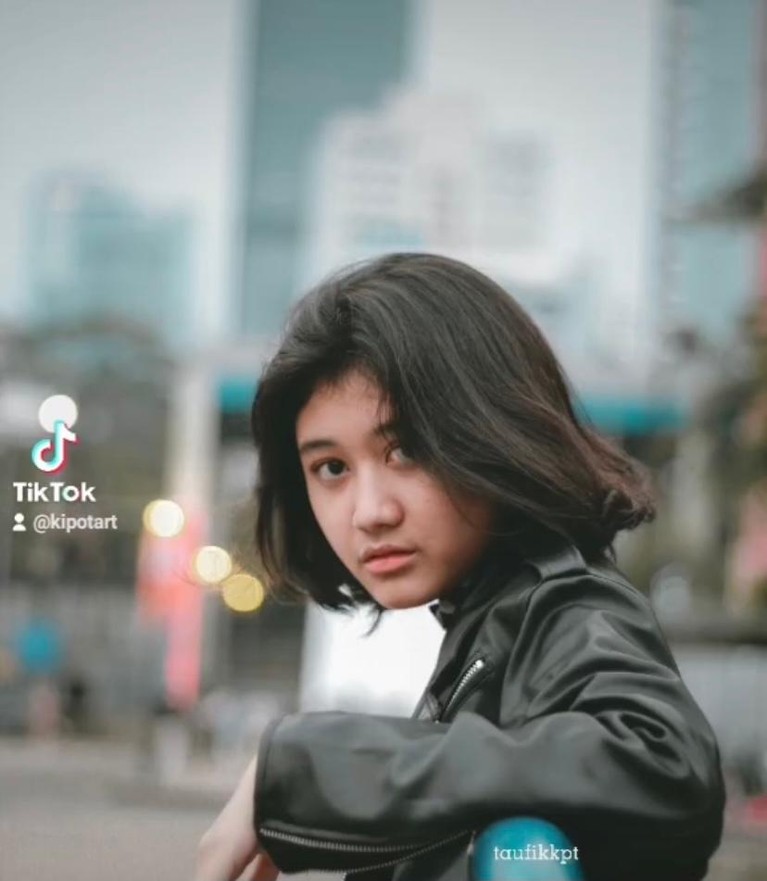 Sosok Model Viral yang Mirip Nike Ardilla Sosok model perempuan bikin gempar karena dikatakan sebagai reinkarnasi Nike Ardilla. Yuk kita intip potretnya seberapa mirip!