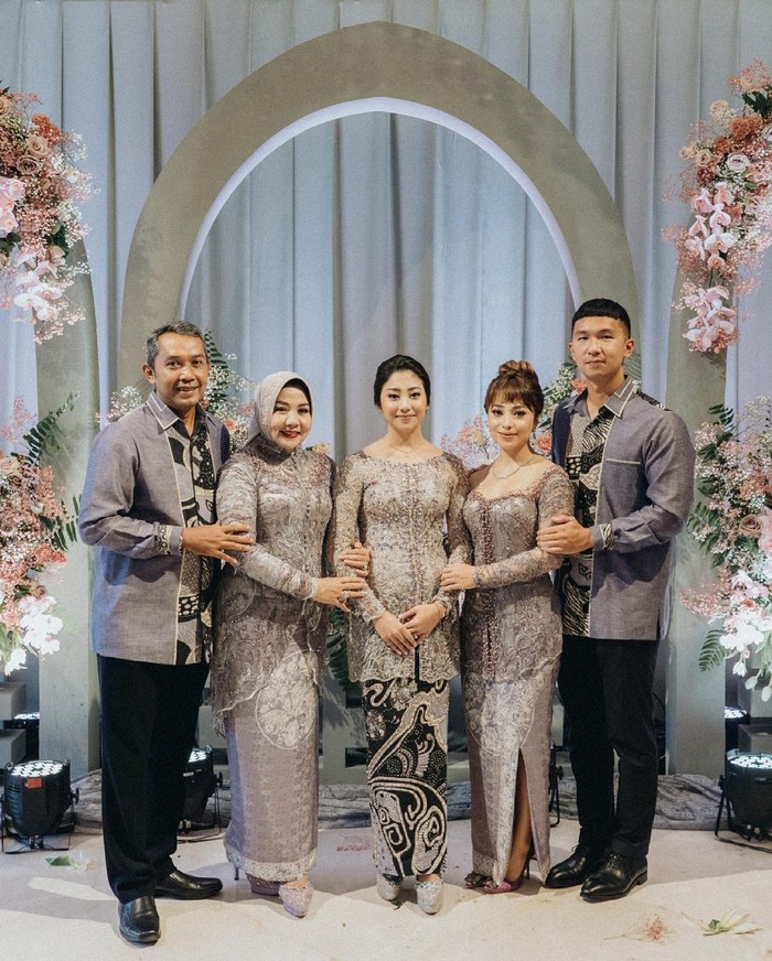 Suasana penuh haru bahagia menyelimuti acara lamaran Winona dan Galih. Acara ini dihadiri oleh keluarga dan teman dekat baik dari pihak Winona maupun Galih. (foto: instagram.com/nonawilly16)