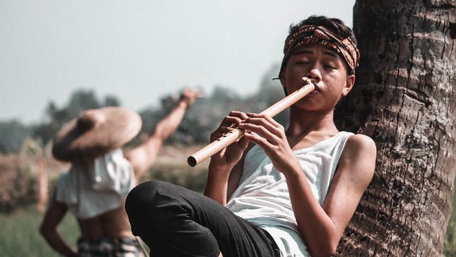Masyarakat Sunda memiliki alat musik tradisional khas yang telah menjadi warisan turun-temurun. Berikut alat musik Sunda beserta cara memainkannya.