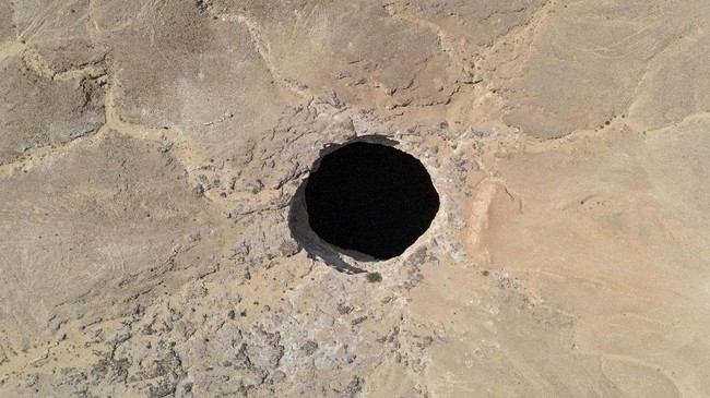 Ahli ekspedisi gua asal Oman sengaja terjun ke dalam sumur neraka untuk bongkar mitos lokasi yang disebut penjara setan dan jin.