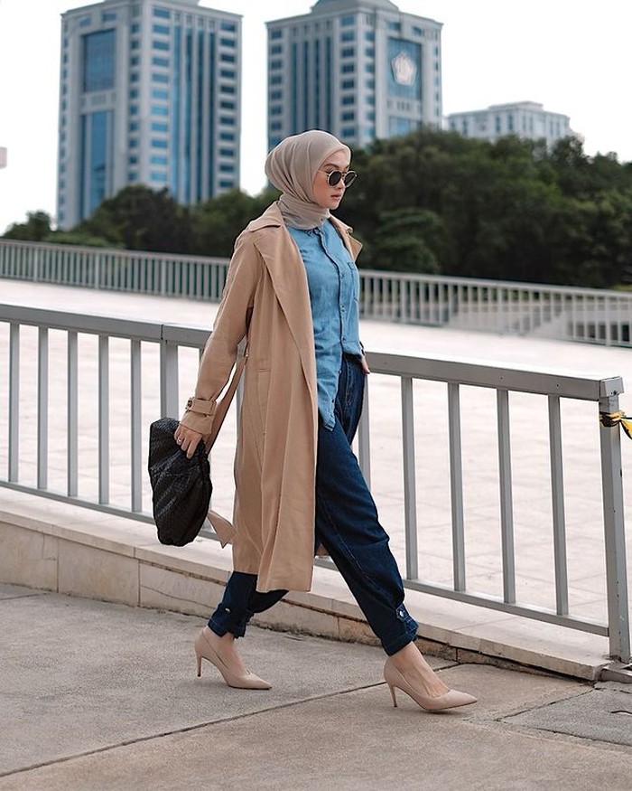 Ternyata cocok juga kalau long coat di-mix and match dengan kemeja dan celana berbahan katun. Bisa juga untuk style ke kantor nih, Ladies! Gunakan heels untuk menambah kesan elegan, ya.(foto:instagram.com/indahnadapuspita)