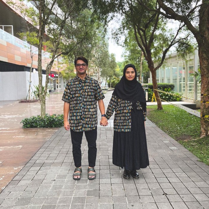 Untukmu yang ingin menggunakan outfit couple tapi anti norak, coba referensi yang satu ini deh! Ricky dan Herfiza kompak kenakan kemeja couple dengan bawahan berwarna hitam. (Instagram.com/herfiza)