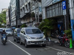 Wanita Tak Terima Ditegur Parkir di Depan Toko, Intip Garasi Rektor UI Ari Kuncoro