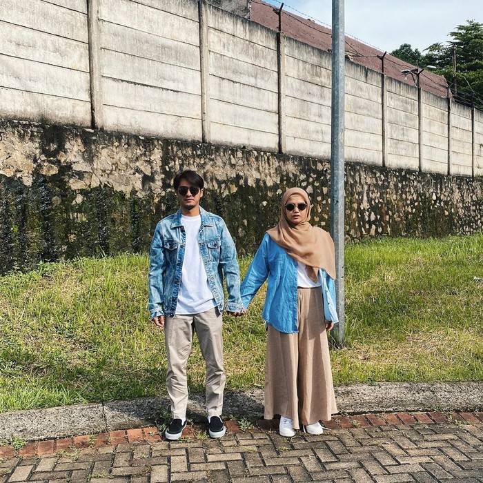 Walau telah dikarunia empat orang anak, pasangan yang satu ini memang paling mahir terlihat layaknya pasangan muda yang masih pacaran. Dengan penambahan jaket jeans di outfit-nya tersebut, keduanya terlihat begitu kekinian. (Instagram.com/herfiza)