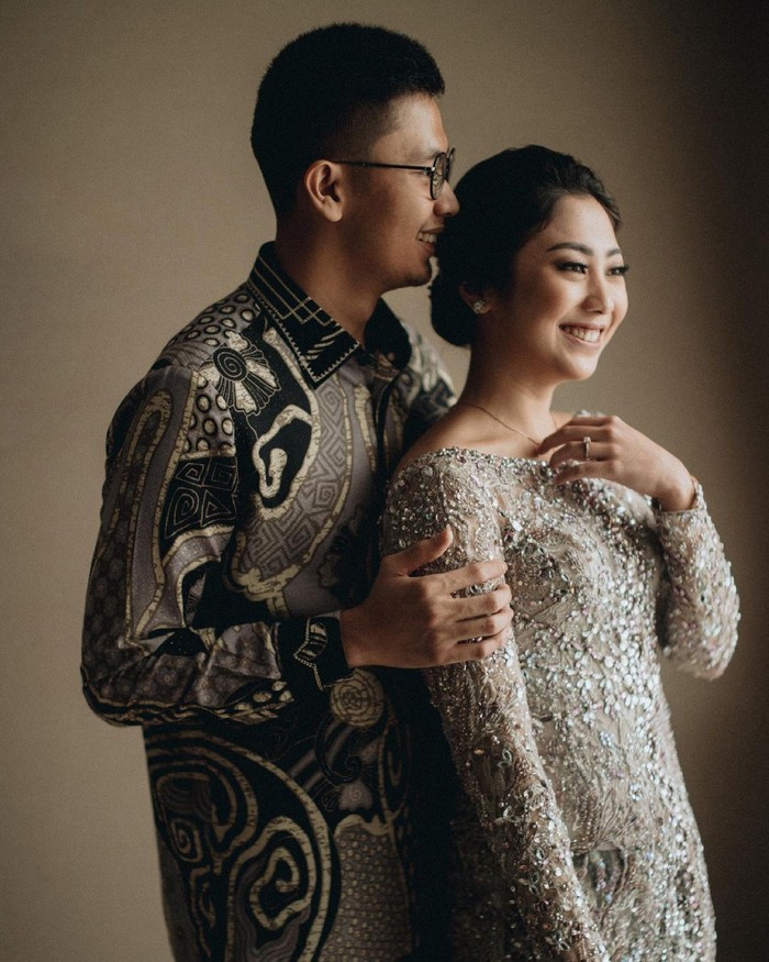 Winona tampil anggun dengan kebaya modern yang diberi sentuhan payet dan rambut yang disanggul rendah. Sementara itu, Galih mengenakan kemeja batik dengan motif yang sama seperti rok yang dikenakan Winona. (instagram.com/nonawilly16)