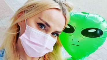 img-title Putus Asa Nggak Dapat Pacar, Wanita Ini Pacaran dengan Alien