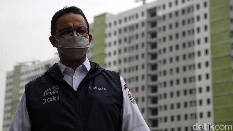 Gubernur DKI Jakarta Anies Baswedan meninjau rumah susun Nagrak di Jakarta Utara. Rusun itu dijadikan sebagai tempat isolasi mandiri pasien COVID-19.