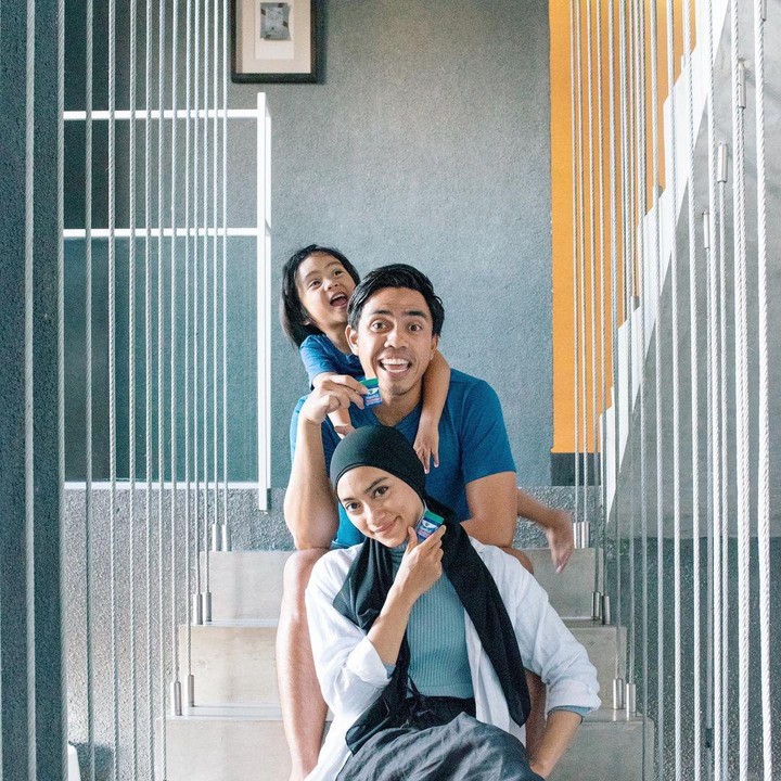 <p>Sebelum mendapat julukan family goals, pasangan Ayudia Bing Slamet dan Ditto sudah mendapat julukan couple goals, Bunda. Usut punya usut, ternyata mereka sudah bersahabat sejak duduk di bangku sekolah, lho. (Foto: Instagram: @ayudiac)</p>