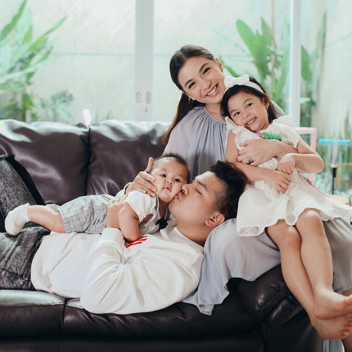 <p>Keluarga Chelsea Olivia dan Glenn Alinskie sering dijuluki sebagai family goals nih, Bunda. Kini, Olivia dan Glenn sudah dikaruniai dua orang anak bernama Nastusha Olivia dan Dante Oliver, lho. (Foto: Instagram: @chelseaoliviaa)</p>