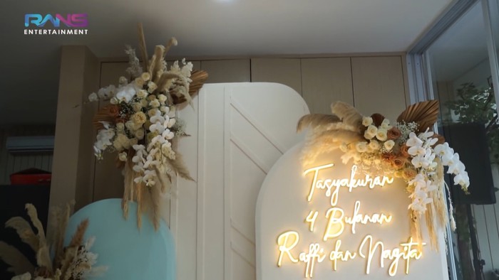 Dalam acara tersebut, dekorasi dengan dominan warna putih dan sedikit penambahan warna biru cerah terlihat menghiasi ruangan rumah Raffi Ahmad. (Foto: Youtube.com/RansEntertainment)