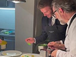 David Beckham Jadi Asisten Chef Massimo Bottura, Jago Plating Makanan!