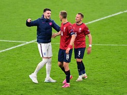 Euro 2020: Prokes Vs Kebiasaan Pemain Inggris Ngobrol sama Lawan