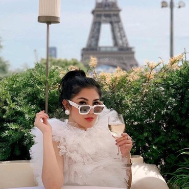 Pakai Anting Alat Tes Swab, Nindy Ayunda Curi Perhatian