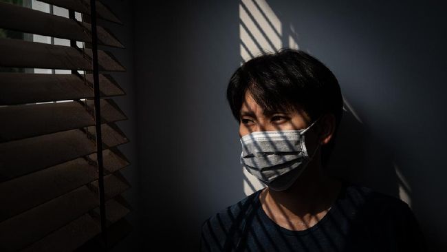Walaupun sudah terinfeksi Covid-19 dan dinyatakan sembuh, tetap ada kemungkinan seseorang kembali terjangkit virus atau disebut reinfeksi Covid-19. Mengapa?