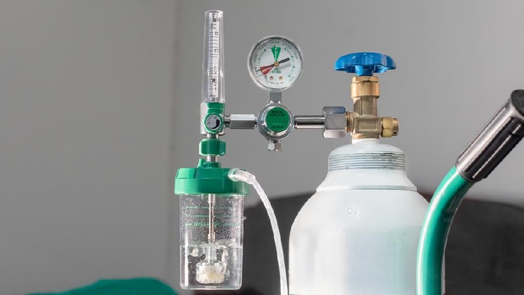 Close-up of medical oxygen flow meter  shows low oxygen or an nearly empty tank