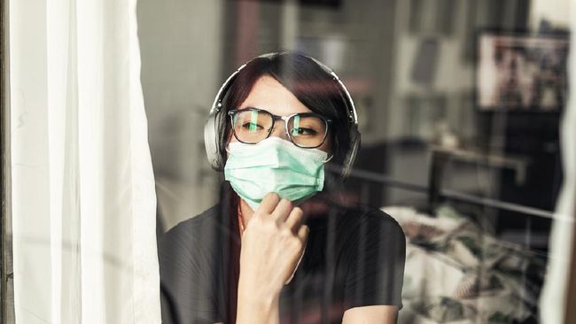 Pasien Covid-19 yang menjalani isolasi mandiri kerap mengalami stres. Dokter memberikan beberapa saran agar terhindar dari stres.