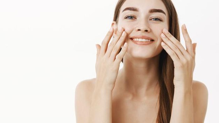 Tak Perlu Ribet, Ini 3 Step Skincare Routine yang Wajib Kamu Tekuni untuk Miliki Kulit Sehat Tak Perlu Ribet, Ini 3 Step Skincare Routine yang Wajib Kamu Tekuni untuk Miliki Kulit Sehat