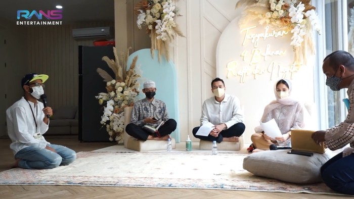 Karena telah mengetahui jenis kelamin putra keduanya yaitu laki-laki, pembacaan Surat Yusuf pun tidak ketinggalan. Dengan harapan, putra keduanya bisa setampan dan se-sholeh Nabi Yusuf AS. (Foto: Youtube.com/RansEntertainment)