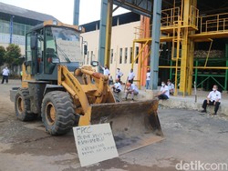 Karyawan Pabrik Gula Ini Demo Tuntut Proses Giling Dimulai