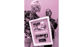 MGK dan Travis Barker Gelar Gig Dadakan di Atas Atap