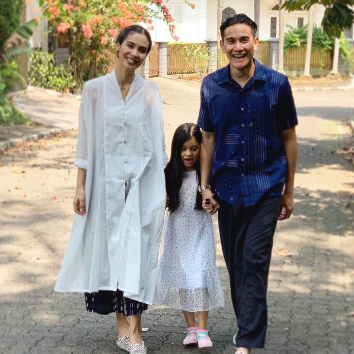 <p>Menikah sejak 2012 silam, Marsha Timothy dan Vino G Bastian membuat banyak netizen baper nih, Bunda. Setelah melahirkan sang anak, Jizzy, keluarga mereka pun kerap dijuluki family goals. (Foto: Instagram: @marshatimothy)</p>