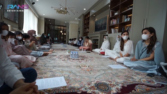 Memasuki acara inti yaitu pengajian dan doa bersama, terlihat potret keluarga besar Raffi Ahmad dan Nagita Slavina memenuhi ruangan tempat acara berlangsung. (Foto: Youtube.com/RansEntertainment)